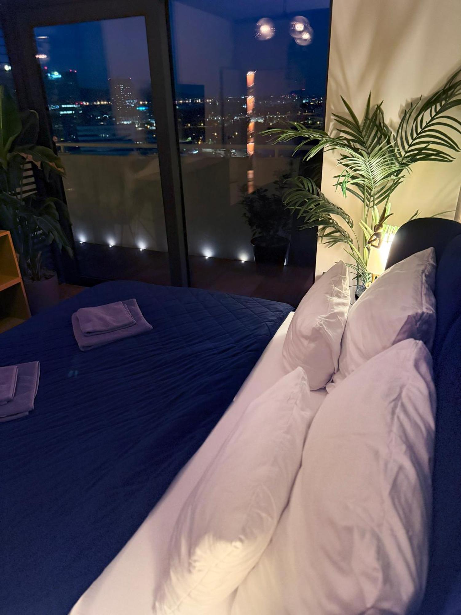 Skyline Elegance With Free Parking Apartment Bratislava Exterior photo